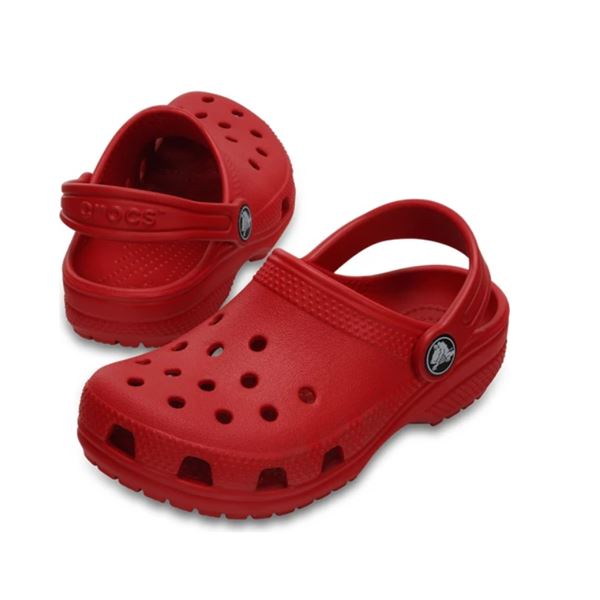 Otroški natikači CROCS Classic Kids Clog K 206991 v prepoznavnem klasičnem dizajnu. Izjemno lahki in udobni čevlji iz materiala Croslite™, z zračnimi odprtinami za boljše prezračevanje ter vrtljivim paščkom za varno prileganje. Idealni za vsakodnevno nošenje, igro na prostem ali ob morju. Možnost personalizacije z Jibbitz™ dodatki.