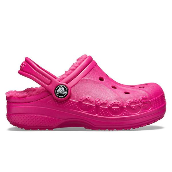 Crocs Baya Lined Clog Kids – topli in udobni otroški natikači, popolni za hladnejše dni. Mehka notranja podloga nudi prijetno toploto, Croslite™ material pa zagotavlja lahkotnost, udobje in enostavno nošenje skozi ves dan. Idealni za doma, vrtec in sproščene aktivnosti na prostem.
