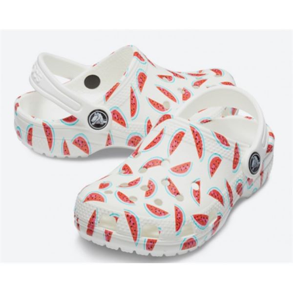 Igrivi in udobni Crocs Classic Seasonal Graphic Clog za otroke – lahki natikači s prepoznavnim Crocs udobjem in barvitimi sezonskimi vzorci, ki dodajo zabaven, otroški videz. Idealni za igro, vrtec in brezskrbne poletne dni.