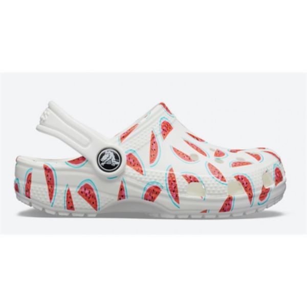 Igrivi in udobni Crocs Classic Seasonal Graphic Clog za otroke – lahki natikači s prepoznavnim Crocs udobjem in barvitimi sezonskimi vzorci, ki dodajo zabaven, otroški videz. Idealni za igro, vrtec in brezskrbne poletne dni.