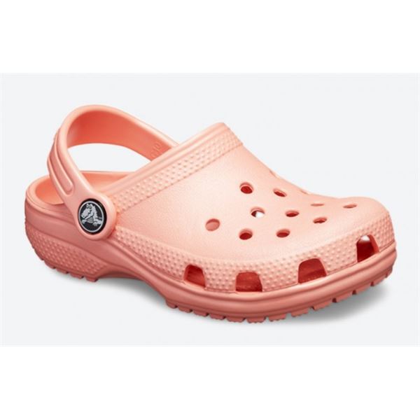 Klasični in udobni Crocs Classic Clog za otroke – lahki natikači z legendarnim Crocs udobjem, prezračevanjem in enostavnim obuvanjem. Popolni za igro, vrtec in vsakodnevne poletne dogodivščine, kjer sta pomembna udobje in brezskrbno gibanje.