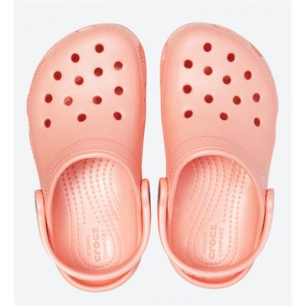 Klasični in udobni Crocs Classic Clog za otroke – lahki natikači z legendarnim Crocs udobjem, prezračevanjem in enostavnim obuvanjem. Popolni za igro, vrtec in vsakodnevne poletne dogodivščine, kjer sta pomembna udobje in brezskrbno gibanje.