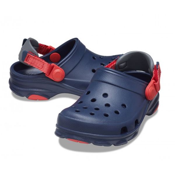 Crocs Classic All Terrain Kids Clog T 206747 so robustni in udobni otroški natikači, zasnovani za brezskrbno igro in raziskovanje na prostem. Trpežen podplat z izboljšanim oprijemom omogoča večjo stabilnost na različnih površinah, Croslite™ material pa zagotavlja lahkotnost, mehko blaženje in celodnevno udobje.