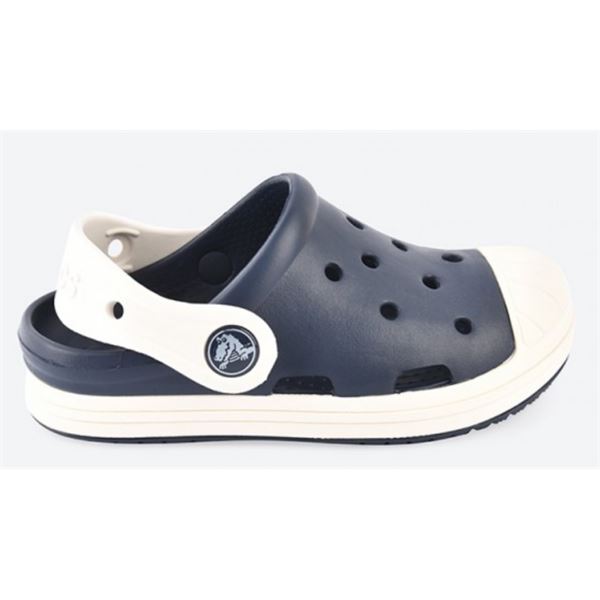 Igrivi in praktični Crocs Bump It Clog – otroški natikači v retro “sneaker” stilu, ki združujejo udobje Croslite™ materiala, zaščiten sprednji del in stabilen pašček za varno nošenje. Idealni za igro, vrtec in vsakodnevne dogodivščine.
