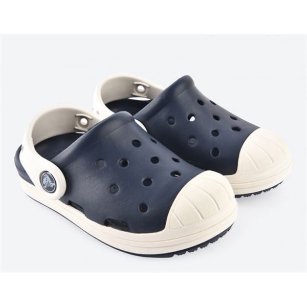 Igrivi in praktični Crocs Bump It Clog – otroški natikači v retro “sneaker” stilu, ki združujejo udobje Croslite™ materiala, zaščiten sprednji del in stabilen pašček za varno nošenje. Idealni za igro, vrtec in vsakodnevne dogodivščine.