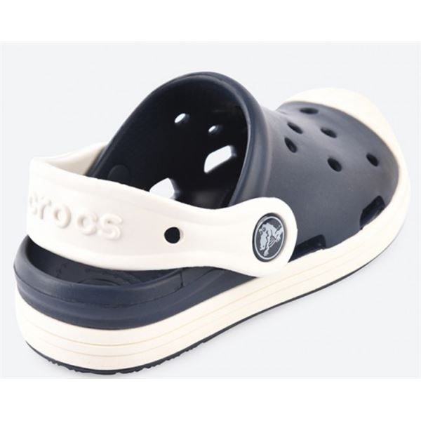 Igrivi in praktični Crocs Bump It Clog – otroški natikači v retro “sneaker” stilu, ki združujejo udobje Croslite™ materiala, zaščiten sprednji del in stabilen pašček za varno nošenje. Idealni za igro, vrtec in vsakodnevne dogodivščine.
