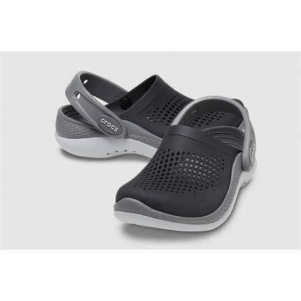 Otroški Crocs LiteRide 360 Clog T 206712 so prikazani kot izjemno lahki in udobni natikači z modernim športnim dizajnom. Izstopa mehka LiteRide™ pena, ki zagotavlja odlično blaženje in občutek “hoje po oblakih”.