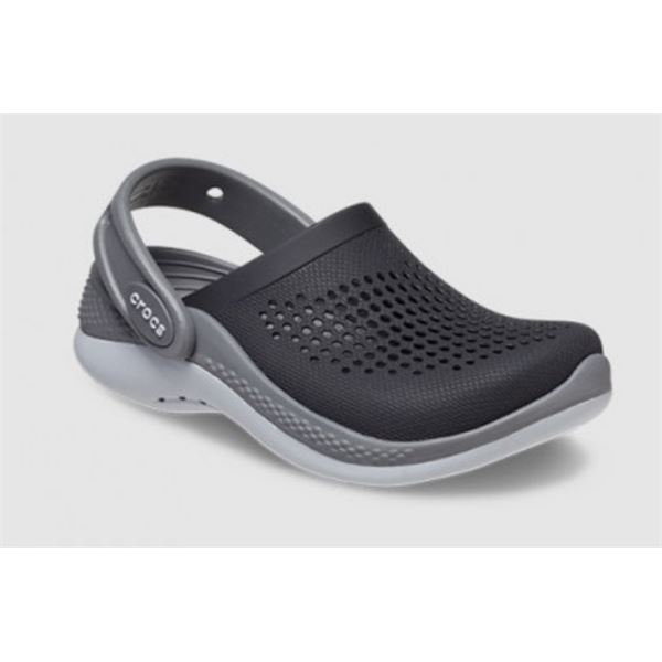 Otroški Crocs LiteRide 360 Clog T 206712 so prikazani kot izjemno lahki in udobni natikači z modernim športnim dizajnom. Izstopa mehka LiteRide™ pena, ki zagotavlja odlično blaženje in občutek “hoje po oblakih”.