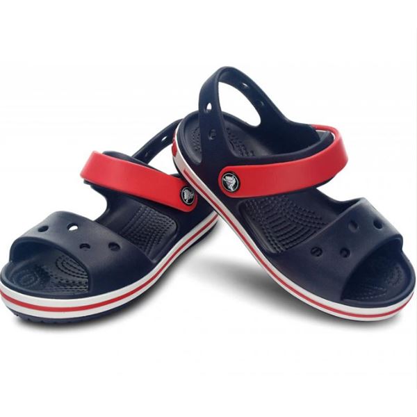 Crocs Crocband Sandal Kids 12856 so udobni in športno zasnovani otroški sandali, ki združujejo lahkotnost, zračnost in igriv dizajn. Izdelani iz Croslite™ materiala zagotavljajo mehko blaženje, vodoodpornost in hitro sušenje, nastavljiv pašček pa poskrbi za boljše prileganje in stabilnost pri vsakodnevni igri, šoli ali poletnih aktivnostih.
