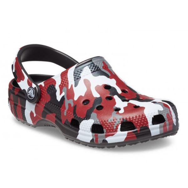 Športni in udobni Crocs Classic Printed Camo Clog – lahki natikači s trendovskim kamuflažnim potiskom, Croslite™ udobjem in prepoznavnim Crocs dizajnom. Popolni za vsak dan, poletje, prosti čas ali aktivnosti na prostem, kjer sta pomembna udobje in sproščen stil.
