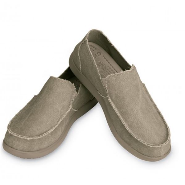 Crocs Santa Cruz Mens 10128 so udobni moški loafer natikači, ki združujejo sproščen casual videz in prepoznavno Crocs udobje. Izdelani z zgornjim delom iz tekstila in Croslite™ podplatom zagotavljajo lahkotnost, mehko blaženje in celodnevno udobje.