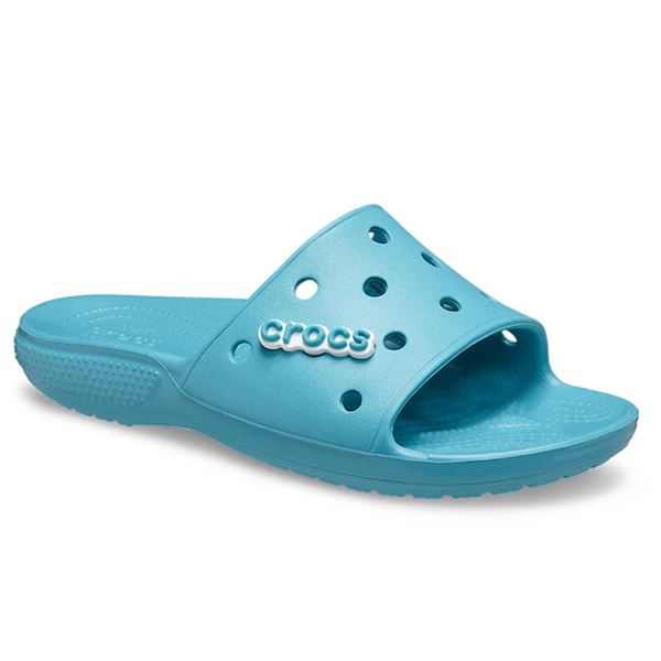 Crocs Classic Slide 206121 ponujajo maksimalno udobje v preprostem, minimalističnem dizajnu. Lahka Croslite™ pena zagotavlja mehko blaženje in vodoodpornost, zato so idealni natikači za poletne dni, plažo ali sproščeno vsakodnevno uporabo.