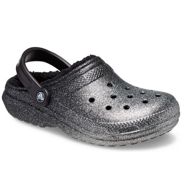 Bleščeči in udobni Crocs Classic Glitter Lined Clog – topli natikači z mehko notranjo podlogo in sijočim glitter dizajnom, ki združujejo udobje, toplino in moderen, igriv videz. Idealni za hladnejše dni doma ali na prostem, kjer želiš dodatno udobje in malo sijaja.