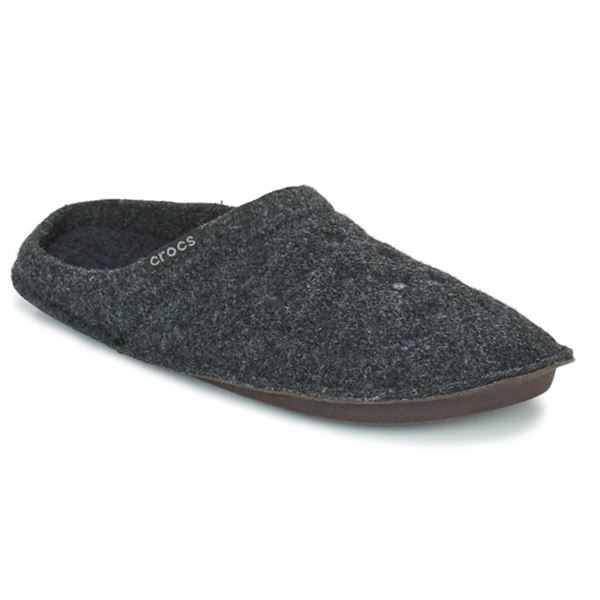 Crocs Classic Slipper 203600 so mehki in udobni hišni copati, zasnovani za sproščeno domačo uporabo in celodnevno udobje. Izdelani so iz lahkih materialov z mehko notranjo podlogo, ki nudi toplino in prijeten občutek pri nošenju.