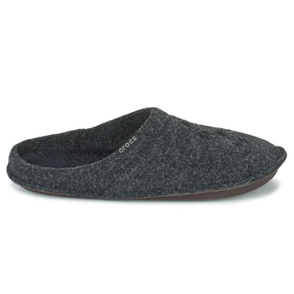 Crocs Classic Slipper 203600 so mehki in udobni hišni copati, zasnovani za sproščeno domačo uporabo in celodnevno udobje. Izdelani so iz lahkih materialov z mehko notranjo podlogo, ki nudi toplino in prijeten občutek pri nošenju.
