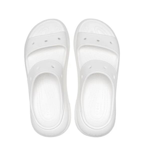 Crocs Classic Crush Sandal 207670 so modni sandali s platform podplatom, ki združujejo drzen dizajn in prepoznavno Crocs udobje. Izdelani iz Croslite™ materiala zagotavljajo lahkotnost, mehko blaženje in vodoodpornost, višji podplat pa poskrbi za trendovski videz in dodatno višino.