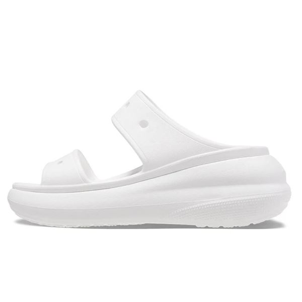 Crocs Classic Crush Sandal 207670 so modni sandali s platform podplatom, ki združujejo drzen dizajn in prepoznavno Crocs udobje. Izdelani iz Croslite™ materiala zagotavljajo lahkotnost, mehko blaženje in vodoodpornost, višji podplat pa poskrbi za trendovski videz in dodatno višino.