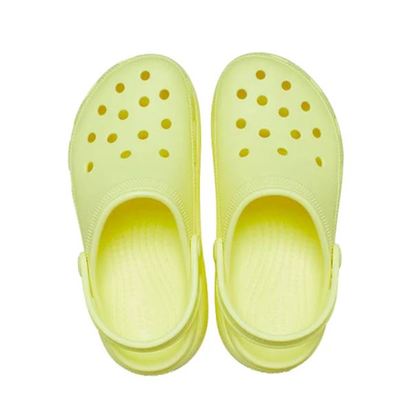 Otroški Crocs Classic Cutie Clog prinašajo zabaven in moderen videz z rahlo dvignjenim podplatom, ki daje trendovski “platform” učinek. Izdelani so iz lahkega Croslite materiala, ki zagotavlja mehko udobje pri vsakem koraku.