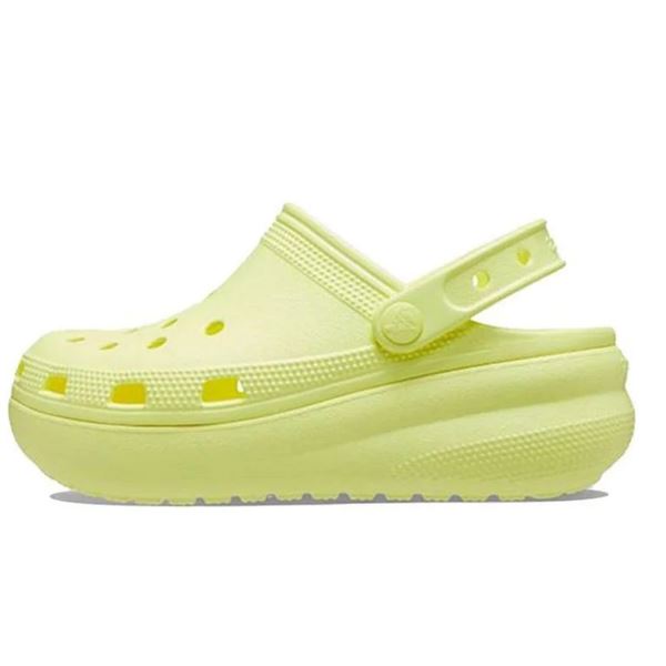 Otroški Crocs Classic Cutie Clog prinašajo zabaven in moderen videz z rahlo dvignjenim podplatom, ki daje trendovski “platform” učinek. Izdelani so iz lahkega Croslite materiala, ki zagotavlja mehko udobje pri vsakem koraku.