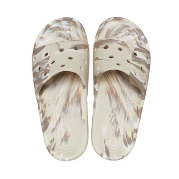Natikači CROCS Classic Marbled Slide 206879 z edinstvenim marmornatim vzorcem, ki poskrbi za moderen in opazen videz. Lahka konstrukcija iz Croslite™ materiala zagotavlja vrhunsko udobje, medtem ko odprt “slide” dizajn omogoča hitro in enostavno obuvanje. Popolna izbira za sproščene poletne dni, doma ali na poti.