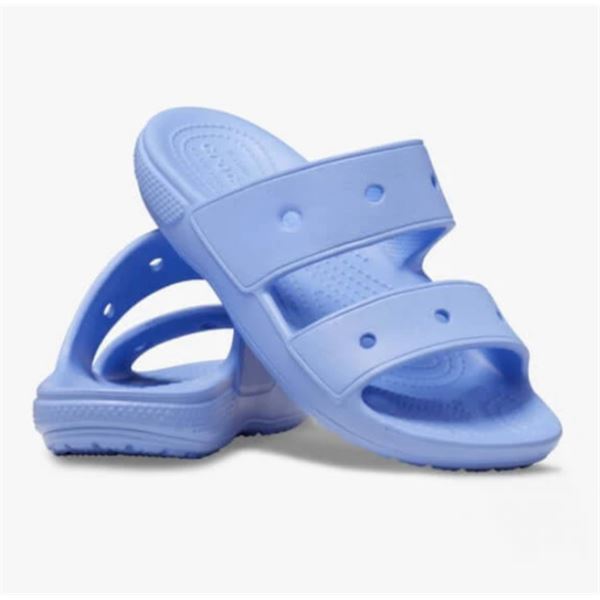 Crocs Classic Sandal 206761 so lahki in udobni sandali, ki združujejo preprost dizajn in prepoznavno Crocs udobje. Izdelani iz Croslite™ materiala zagotavljajo mehko blaženje, vodoodpornost in hitro sušenje, dvojni trakovi pa poskrbijo za stabilno in udobno prileganje pri vsakodnevnem nošenju, sprehodih ali poletnih aktivnostih.