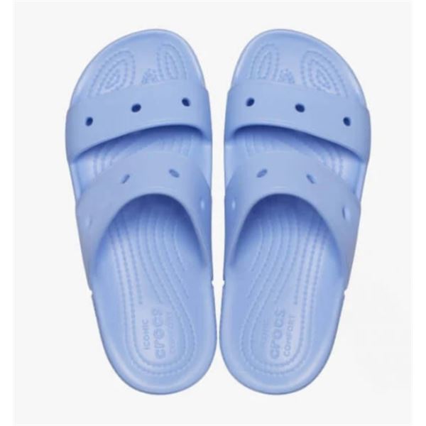 Crocs Classic Sandal 206761 so lahki in udobni sandali, ki združujejo preprost dizajn in prepoznavno Crocs udobje. Izdelani iz Croslite™ materiala zagotavljajo mehko blaženje, vodoodpornost in hitro sušenje, dvojni trakovi pa poskrbijo za stabilno in udobno prileganje pri vsakodnevnem nošenju, sprehodih ali poletnih aktivnostih.