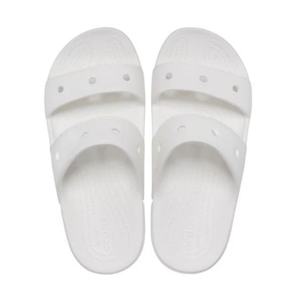 Lahki in udobni Crocs Classic Sandal – vsestranski sandali z mehkim Croslite™ udobjem in zračnim dizajnom za brezskrbne poletne dni. Nastavljivi paščki omogočajo stabilno prileganje, minimalističen videz pa je popoln za plažo, bazen, sprehode ali vsakodnevno uporabo.