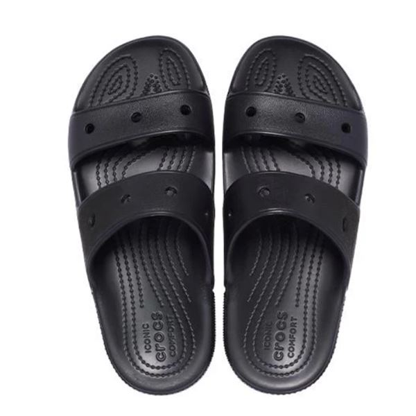 Crocs Classic Sandal 206761 so prikazani kot lahki in praktični poletni sandali z značilnim Crocs dizajnom. Model ima dva nastavljiva paščka, ki omogočata dobro prileganje stopalu, ter mehko Croslite podlago za udobje pri vsakem koraku.