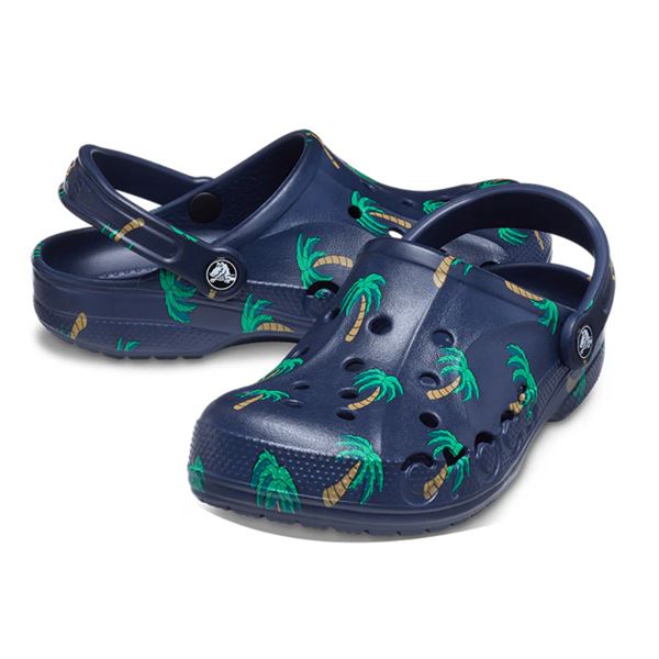 Lahki in udobni Crocs Baya Seasonal Printed Clog – natikači z igrivim sezonskim potiskom, ki dodajo barvit in sproščen poletni videz. Croslite™ material poskrbi za mehko blaženje in celodnevno udobje, odprt dizajn pa za zračnost in hitro sušenje