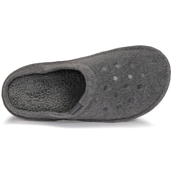 Crocs Classic Slipper 203600 so mehki in udobni hišni copati, zasnovani za sproščeno domačo uporabo in celodnevno udobje. Izdelani so iz lahkih materialov z mehko notranjostjo, ki nudi toplino in prijeten občutek pri nošenju.