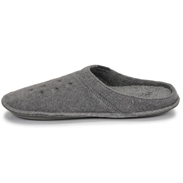 Crocs Classic Slipper 203600 so mehki in udobni hišni copati, zasnovani za sproščeno domačo uporabo in celodnevno udobje. Izdelani so iz lahkih materialov z mehko notranjostjo, ki nudi toplino in prijeten občutek pri nošenju.
