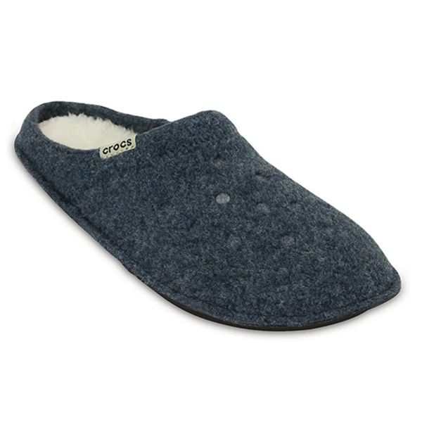 Crocs Classic Slipper 203600 so mehki in udobni hišni copati, ki zagotavljajo toplino in prijetno blaženje skozi ves dan. Izdelani iz Croslite™ materiala so lahki, enostavni za obuvanje in idealni za sproščeno domačo uporabo v vseh letnih časih.