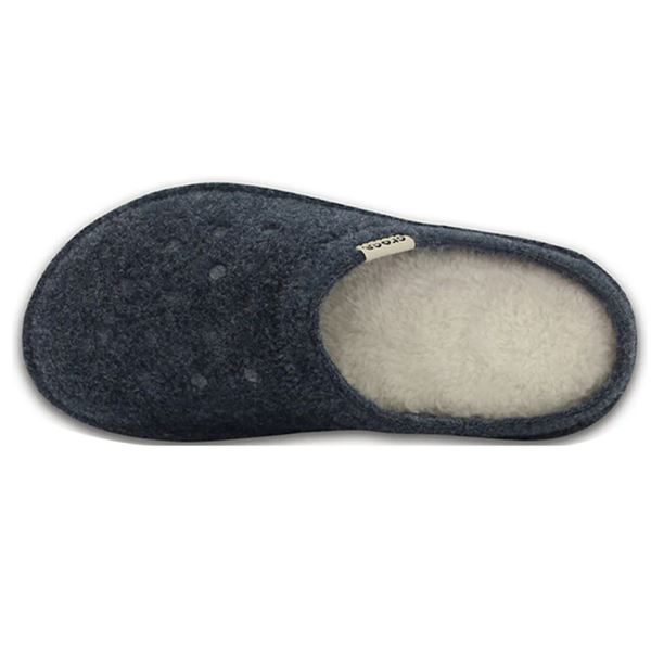 Crocs Classic Slipper 203600 so mehki in udobni hišni copati, ki zagotavljajo toplino in prijetno blaženje skozi ves dan. Izdelani iz Croslite™ materiala so lahki, enostavni za obuvanje in idealni za sproščeno domačo uporabo v vseh letnih časih.