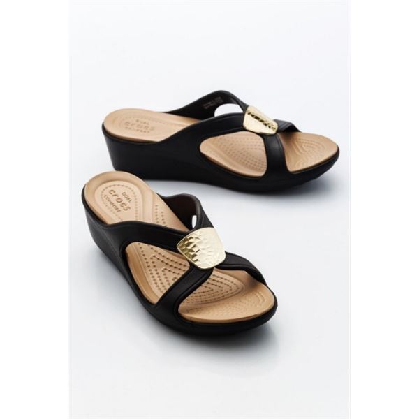 Elegantni Crocs Sanrah Embellished Wedge – lahki in udobni sandali z rahlim klinastim podplatom in dekorativnimi detajli, ki dodajo ženstven, moderen pridih. Idealni za poletne kombinacije, sprehode in vsakodnevno nošenje, kjer želiš združiti stil in udobje.
