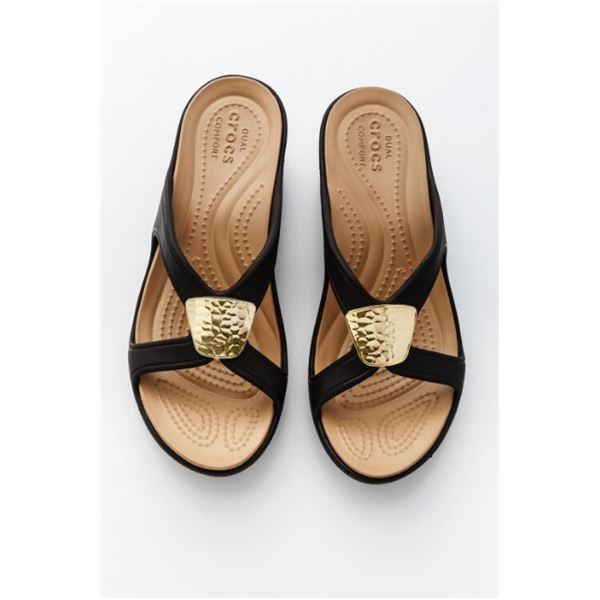 Elegantni Crocs Sanrah Embellished Wedge – lahki in udobni sandali z rahlim klinastim podplatom in dekorativnimi detajli, ki dodajo ženstven, moderen pridih. Idealni za poletne kombinacije, sprehode in vsakodnevno nošenje, kjer želiš združiti stil in udobje.
