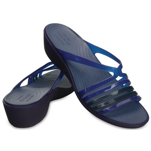 Elegantni natikači Crocs Isabela Mini Wedge 202464 združujejo ženstven dizajn z izjemnim udobjem. Lahka Croslite™ pena in nizka platforma zagotavljata mehkobo, stabilnost in sproščeno hojo skozi ves dan – popolna izbira za poletne dni in vsakodnevni stil.