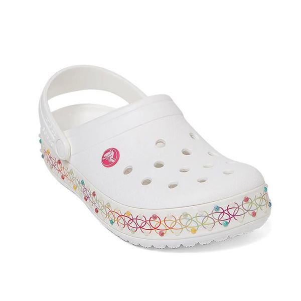 Crocs Crocband Stretch Necklace Kids Clog 208269 so igrivi in udobni otroški natikači, ki združujejo športni Crocband dizajn z zabavnim “necklace” detajlom. Izdelani iz Croslite™ materiala zagotavljajo mehko blaženje, lahkotnost in celodnevno udobje, vrtljiv pašček pa poskrbi za varno prileganje in stabilnost pri igri, šoli ali poletnih aktivnostih.
