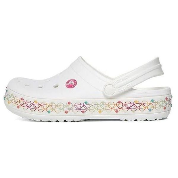Crocs Crocband Stretch Necklace Kids Clog 208269 so igrivi in udobni otroški natikači, ki združujejo športni Crocband dizajn z zabavnim “necklace” detajlom. Izdelani iz Croslite™ materiala zagotavljajo mehko blaženje, lahkotnost in celodnevno udobje, vrtljiv pašček pa poskrbi za varno prileganje in stabilnost pri igri, šoli ali poletnih aktivnostih.
