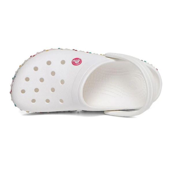 Crocs Crocband Stretch Necklace Kids Clog 208269 so igrivi in udobni otroški natikači, ki združujejo športni Crocband dizajn z zabavnim “necklace” detajlom. Izdelani iz Croslite™ materiala zagotavljajo mehko blaženje, lahkotnost in celodnevno udobje, vrtljiv pašček pa poskrbi za varno prileganje in stabilnost pri igri, šoli ali poletnih aktivnostih.
