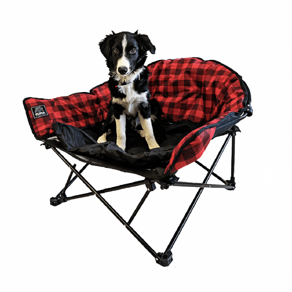 The KUMA Lazy Bear dog bed in red and black checkered color provides comfort for your pet. Equipped with a removable cushion and mesh bottom for easy cleaning, it supports up to 80 kg. An ideal choice for all breeds.