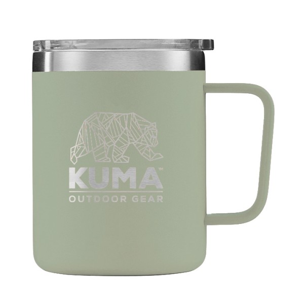 KUMA travel mug in sage color, made of double stainless steel, is vacuum-sealed and spill-resistant. With a capacity of 355 ml, it is ideal for enjoying drinks on the go.