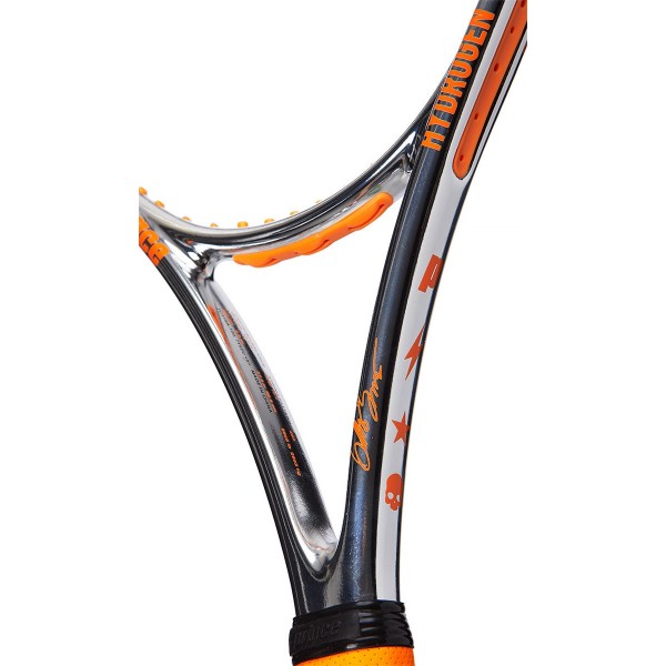 Chrome 100 280g is an excellent choice for intermediate players who want to play aggressive tennis. The racket enhances performance on serves while providing a high dose of control.
