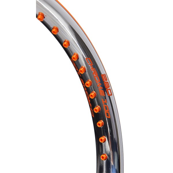 Chrome 100 280g is an excellent choice for intermediate players who want to play aggressive tennis. The racket enhances performance on serves while providing a high dose of control.