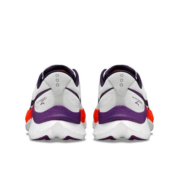 Tekaški čevelj Endorphin Pro 4 je čudežni inženirski podvig: hiter in odziven, a gladek in učinkovit. Nekaj, kar smo dosegli z združitvijo PWRRUN PB in PWRRUN HG skupaj v vmesnem podplatu – prvi v industriji.