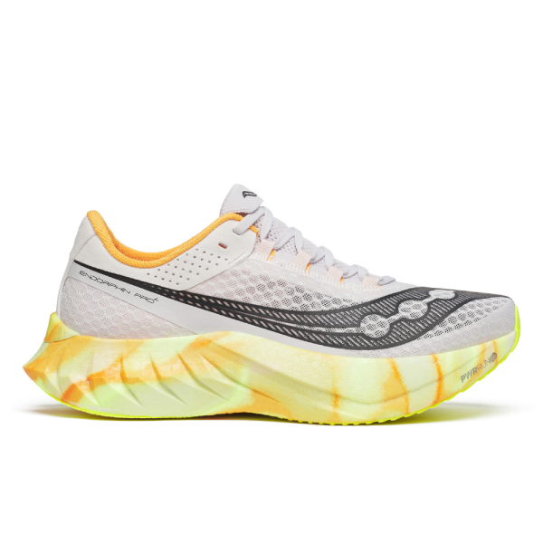 Saucony Endorphin Pro 4 je nova različica superge, zasnovana za dan dirke, hitra in odzivna, mehka in trpežna. Želeni rezultat je bil dosežen s kombiniranjem penastih formulacij PWRRUN PB in PWRRUN HG v vmesnem podplatu.