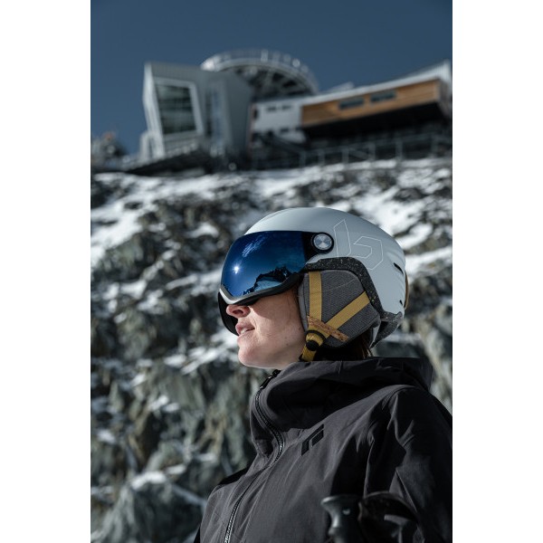 Smučarska čelada ATMOS zdaj vključuje fotokromatski vizir iz 100 % recikliranega materiala in je prva Bolléjeva vizirna čelada z ekološko zasnovo. Namenjena je strastnim smučarjem, ki želijo prispevati k varovanju okolja