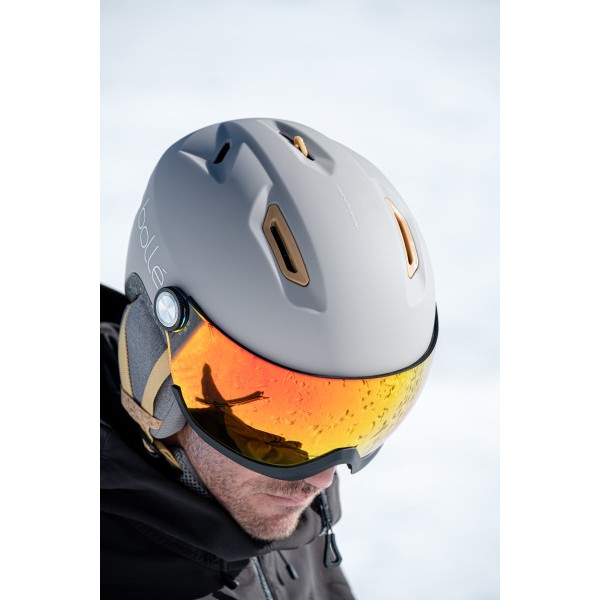 Smučarska čelada ATMOS zdaj vključuje fotokromatski vizir iz 100 % recikliranega materiala in je prva Bolléjeva vizirna čelada z ekološko zasnovo. Namenjena je strastnim smučarjem, ki želijo prispevati k varovanju okolja