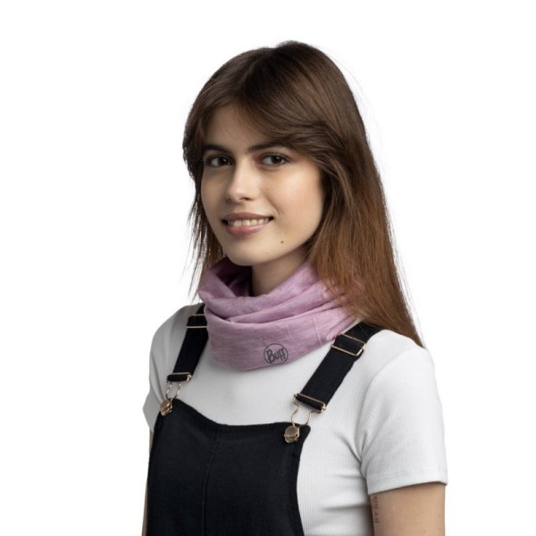 Odkrijte lahko in večnamensko tuba BUFF® Merino Lightweight Solid Pansy iz 100% naravne Merino volne. Idealna za pohodništvo, tek, smučanje in plezanje, ohranja telesno temperaturo, naravno odganja neprijetne vonjave in nudi izjemno mehkobo.