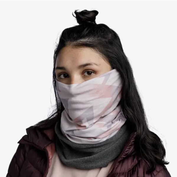 Ostanite topli in udobni z BUFF® Polar Phalin Pale Pink – vsestransko tubo za zimo, izdelano iz 97 % recikliranega poliestra z biorazgradljivim flisom PrimaLoft® Bio™. Idealna za zimske aktivnosti, kot so pohodništvo, tek na smučeh in smučanje.