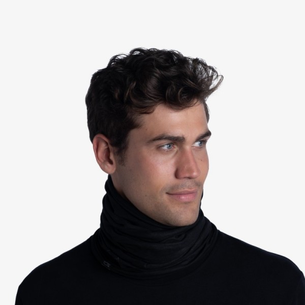 BUFF® POLAR Reversible Solid Black, toplo in obojestransko tubo za zimske športe in aktivnosti na prostem. Iz recikliranih materialov, z PRIMALOFT BIO flisom, UPF 50 zaščito in 4-smerno raztegljivostjo. Idealna za smučanje, tek na smučeh, pohodništvo.